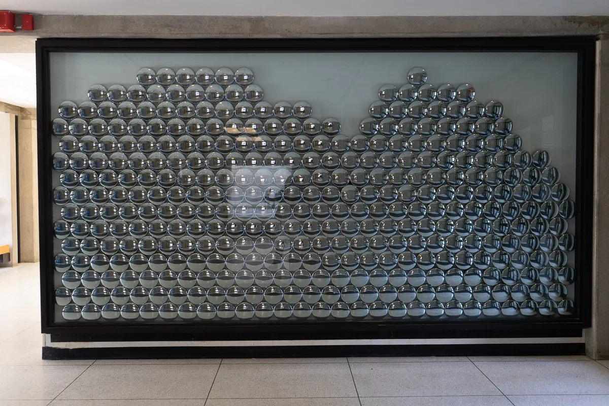 Silver disks in a grid, reminiscent of bar charts.