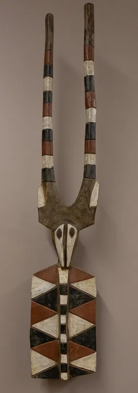 Small shield with an extravagant antelope head and horns.